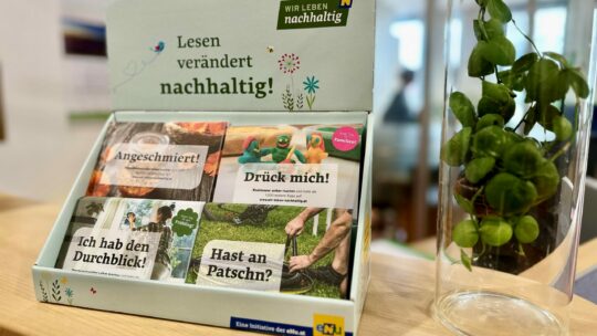 Freecards zum Mitnehmen am Empfangspult in einem Büro