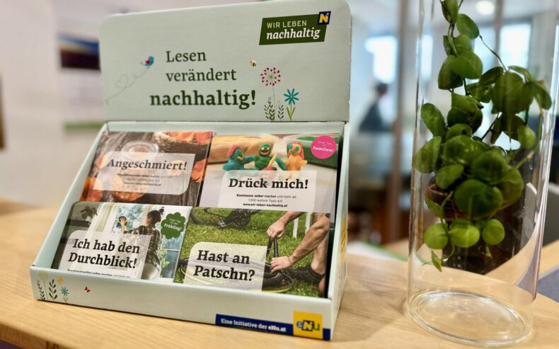 Freecards zum Mitnehmen am Empfangspult in einem Büro