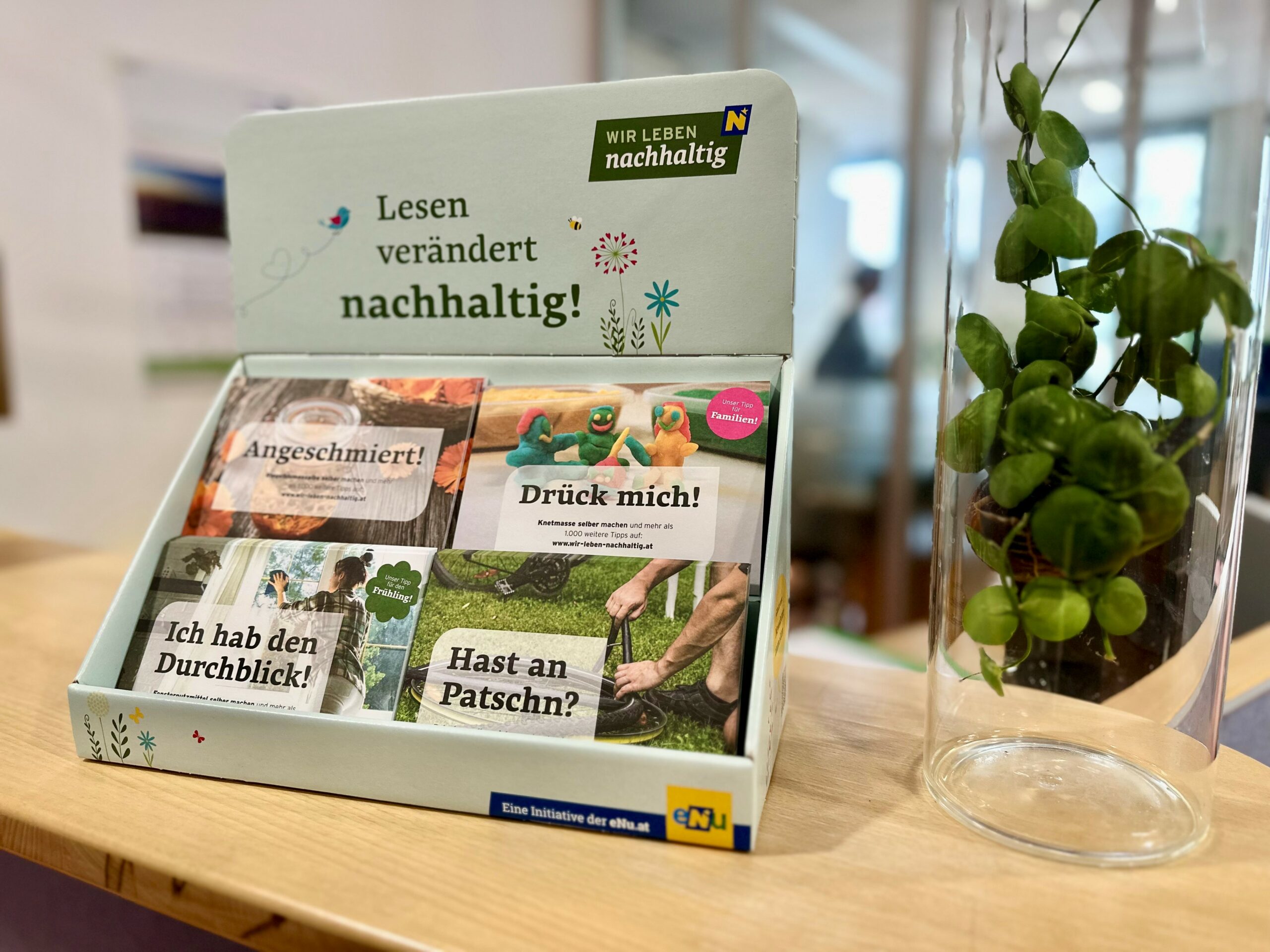 Freecards zum Mitnehmen am Empfangspult in einem Büro