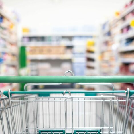 Einkaufswagen im Supermarkt