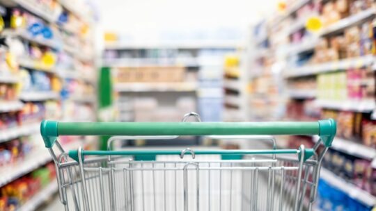 Einkaufswagen im Supermarkt