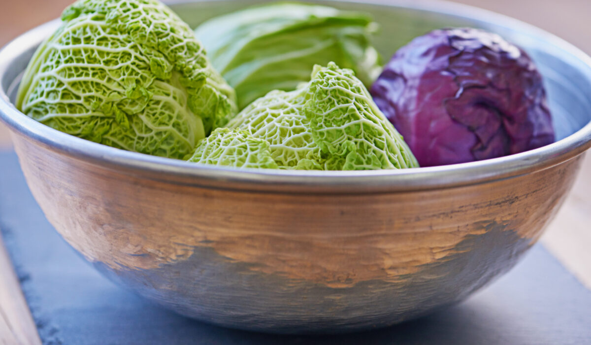Eine Schüssel voller verschiedener Kraut- und Kohlsorten