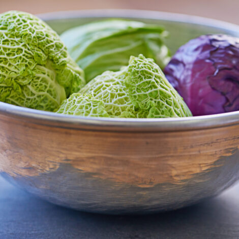 Eine Schüssel voller verschiedener Kraut- und Kohlsorten