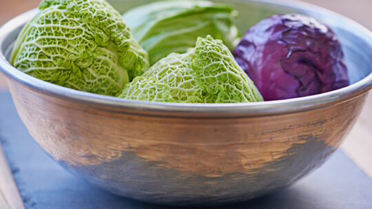 Eine Schüssel voller verschiedener Kraut- und Kohlsorten