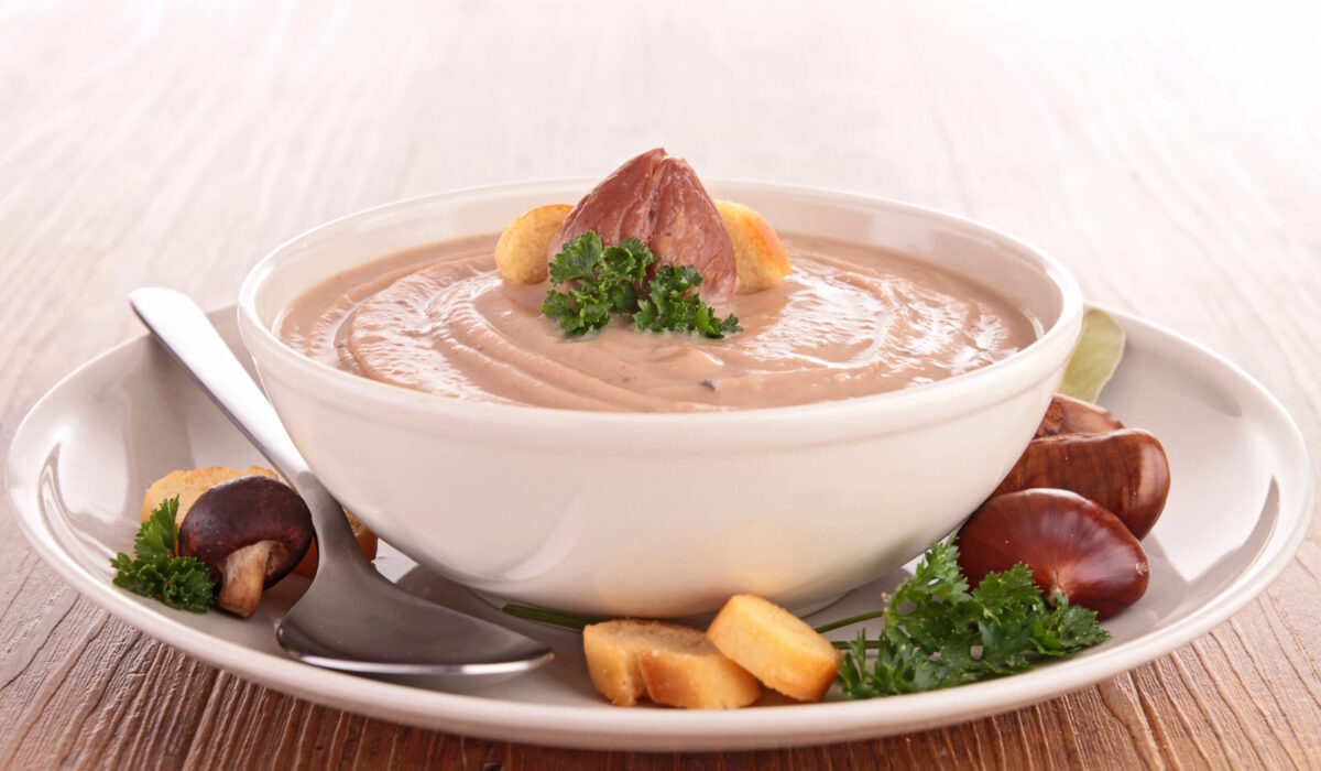 Ein Suppenteller mit einer Maronicremesuppe mit Maronen und Croutons