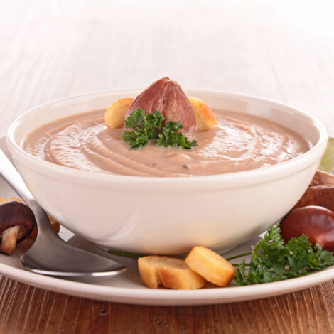 Ein Suppenteller mit einer Maronicremesuppe mit Maronen und Croutons