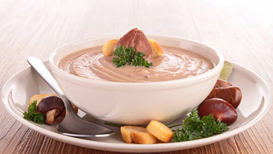 Ein Suppenteller mit einer Maronicremesuppe mit Maronen und Croutons