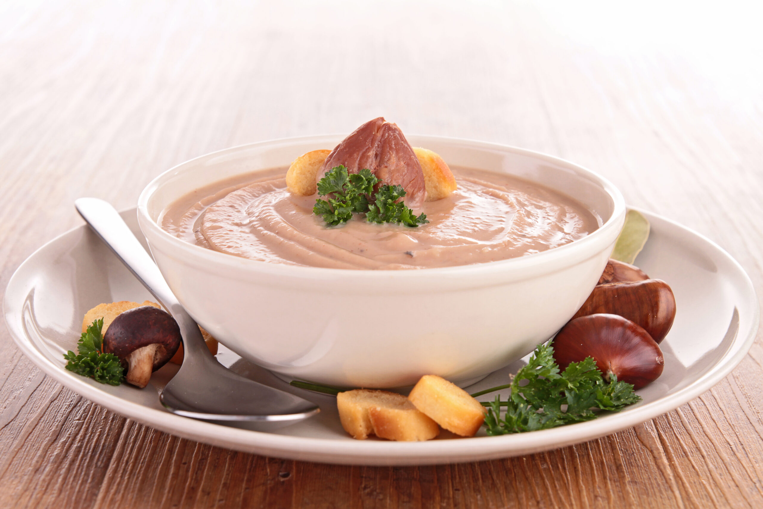 Ein Suppenteller mit einer Maronicremesuppe mit Maronen und Croutons