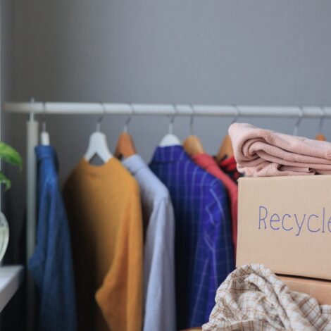 Kiste mit Kleidung für das Recycling. Müllsortierung und ein umweltfreundlicher Lebensstil.