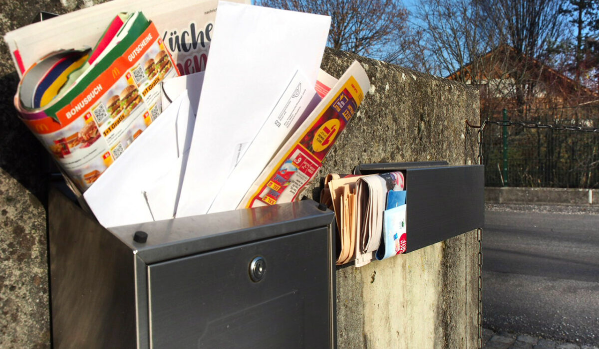 Überfüllter Briefkasten