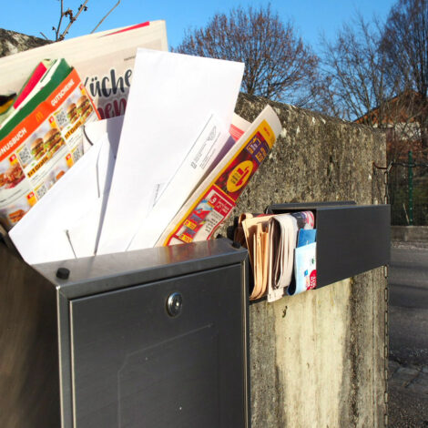 Überfüllter Briefkasten