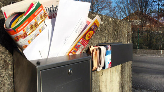 Überfüllter Briefkasten