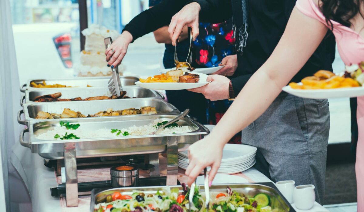 Mehrere Personen bedienen sich an einem All you can eat Buffet