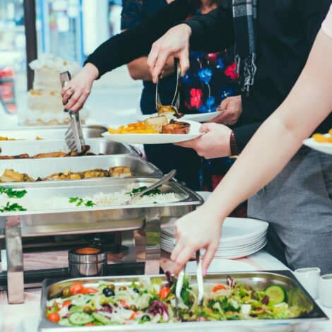 Mehrere Personen bedienen sich an einem All you can eat Buffet