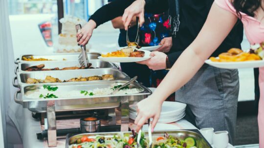 Mehrere Personen bedienen sich an einem All you can eat Buffet