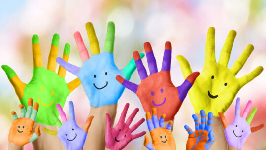 Bunt bemalte Hände von Kindern und Erwachsenen