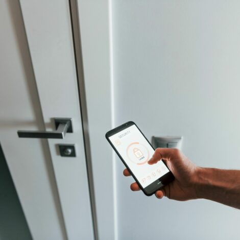 Mann versperrt die Haustür per Smartphone