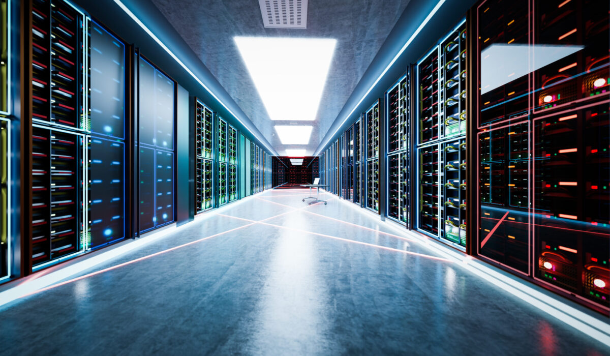 Mit künstlichen Licht beleuchteter Serverraum mit endlosen Reihen von Großrechnern