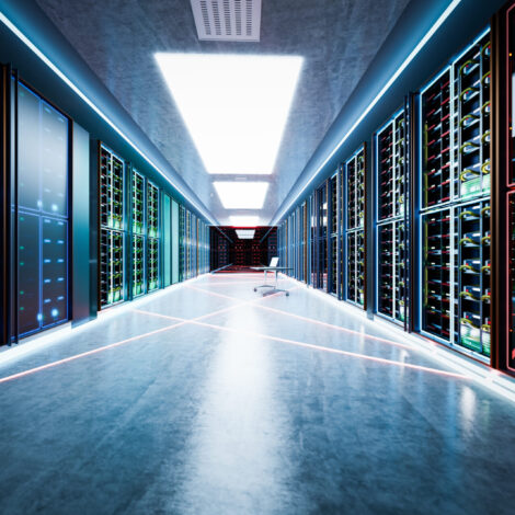 Mit künstlichen Licht beleuchteter Serverraum mit endlosen Reihen von Großrechnern