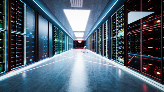 Mit künstlichen Licht beleuchteter Serverraum mit endlosen Reihen von Großrechnern