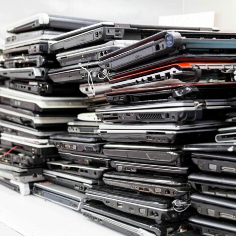 Stapelweise alte Laptops