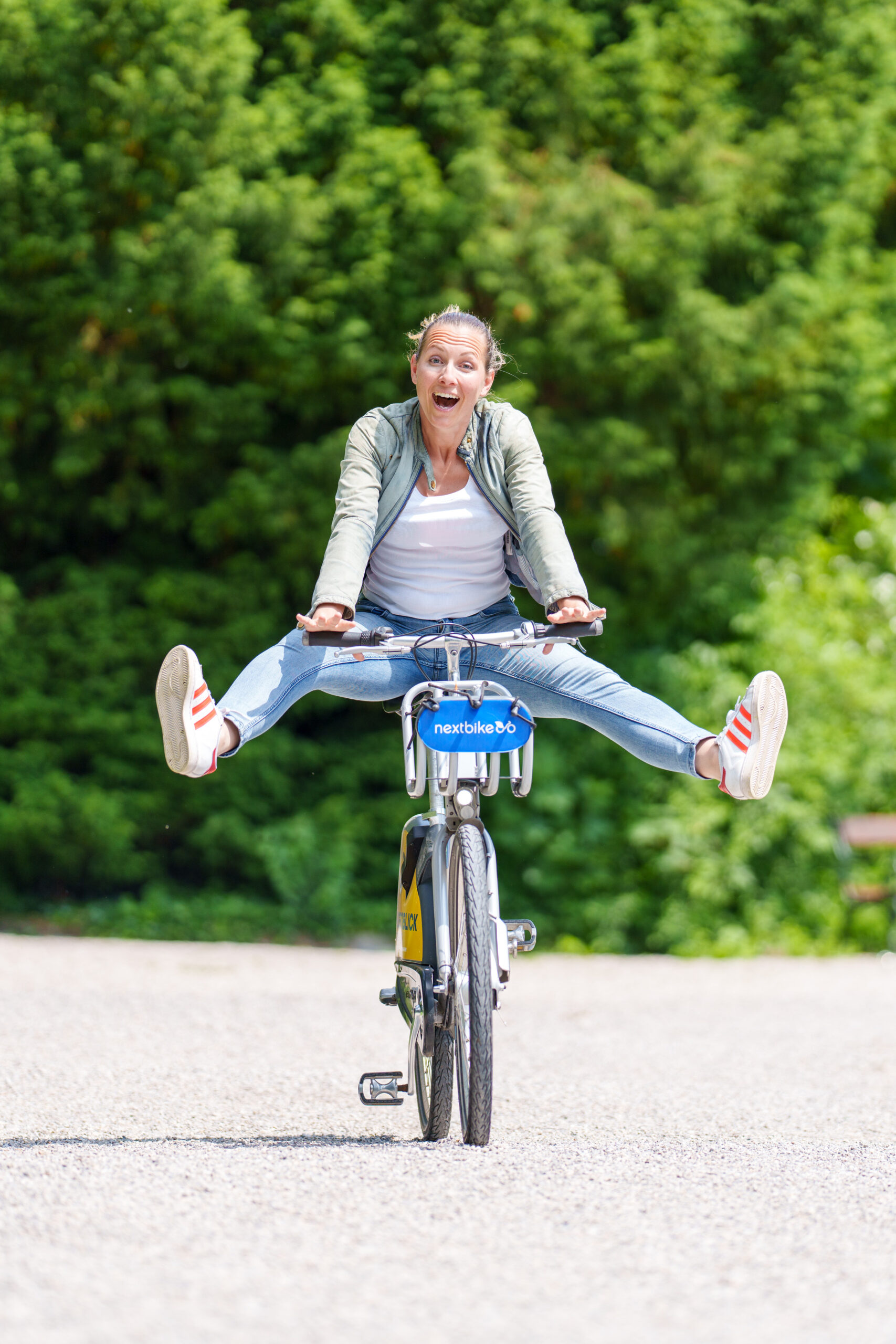 GF Mag. Susanna Hauptmann auf einem nextbike