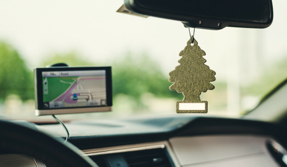 Wunderbäume hängt am Rückspiegel in einem Auto