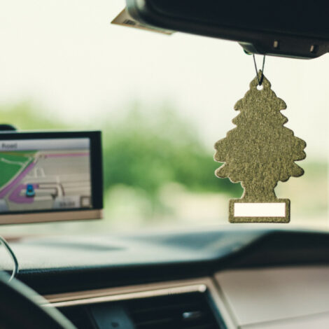 Wunderbäume hängt am Rückspiegel in einem Auto