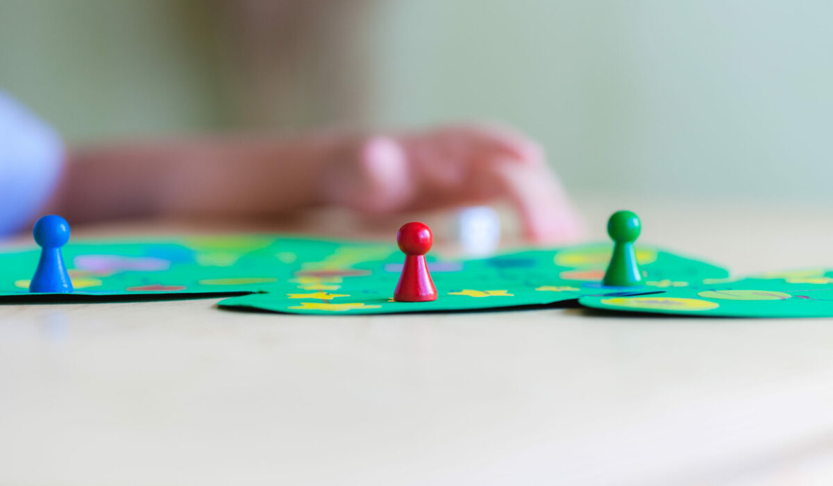 Nahaufnahme einer Spielfiguren auf dem Spielfeld.