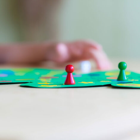 Nahaufnahme einer Spielfiguren auf dem Spielfeld.