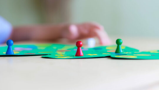Nahaufnahme einer Spielfiguren auf dem Spielfeld.