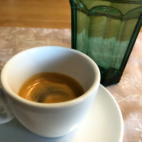 Espresso und ein Glas Wasser auf einem Tisch