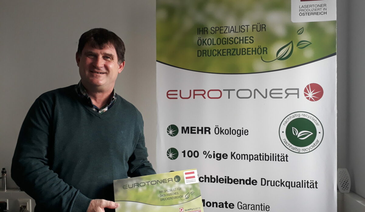 Erich Graf von Eurotoner steht vor Roll-up mit Firmenlogo