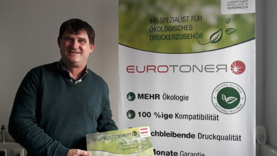 Erich Graf von Eurotoner steht vor Roll-up mit Firmenlogo