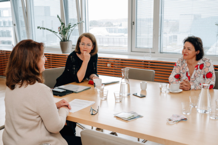 Interview mit LR Mag.a Christiane Teschl-Hofmeister und Mag.a Barbara Trettler, GF NÖ Familienland GmbH