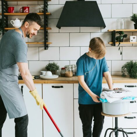 Vater und Sohn putzen