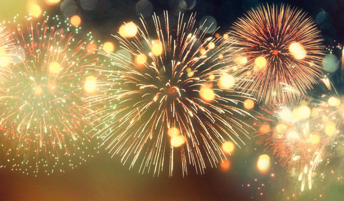 Buntes Feuerwerk am dunklen Nachthimmel