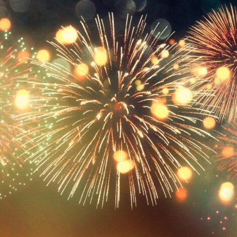 Buntes Feuerwerk am dunklen Nachthimmel