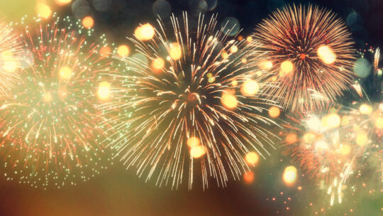 Buntes Feuerwerk am dunklen Nachthimmel