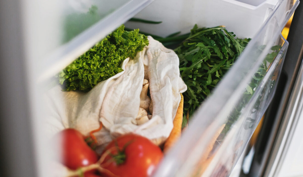 Frisches Gemüse in der geöffneten Schublade im Kühlschrank.