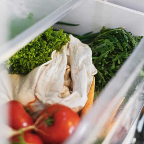 Frisches Gemüse in der geöffneten Schublade im Kühlschrank.