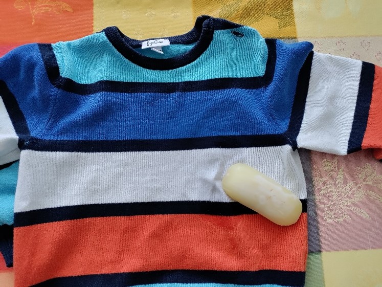 Bunter Kinderstrickpullover mit einem Stück Gallseife