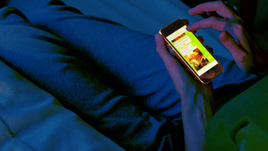 Im Dunklen leuchtendes Smartphone