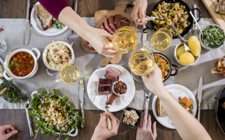 Gedeckte Tafel mit vielen küstlichen Speisen.