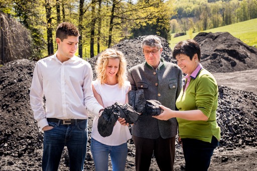 Familie Hochecker mit ihrer Grillkohle.