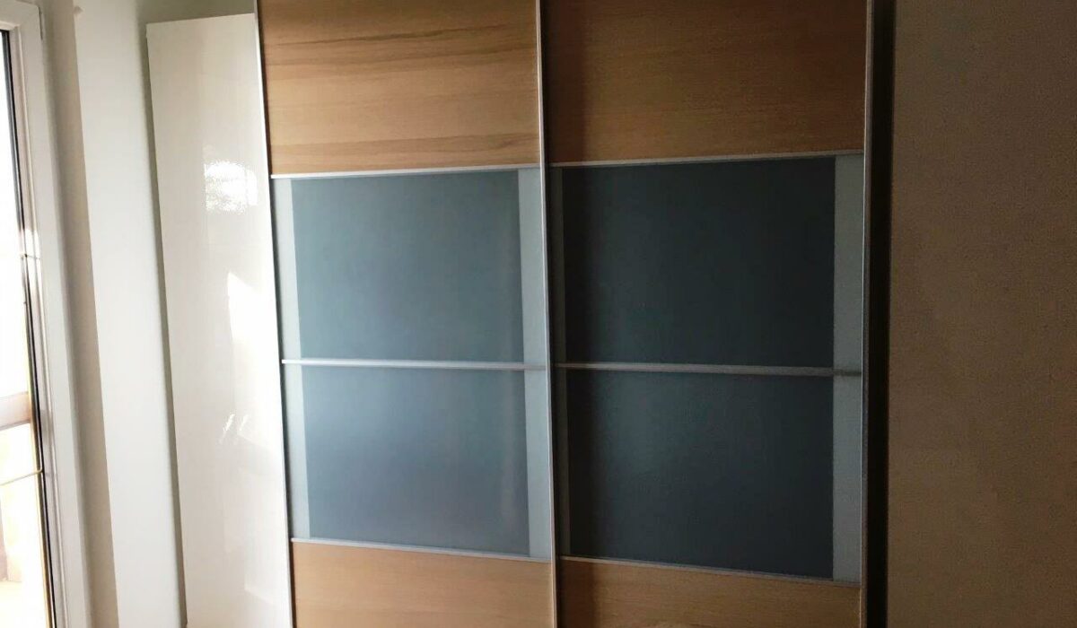 Kleiderschrank