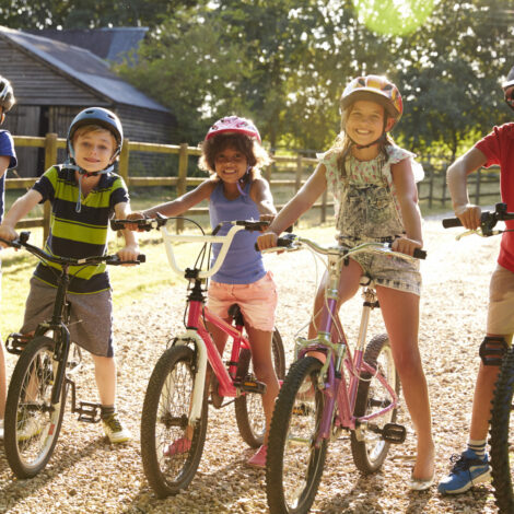 Kinder fahren Rad