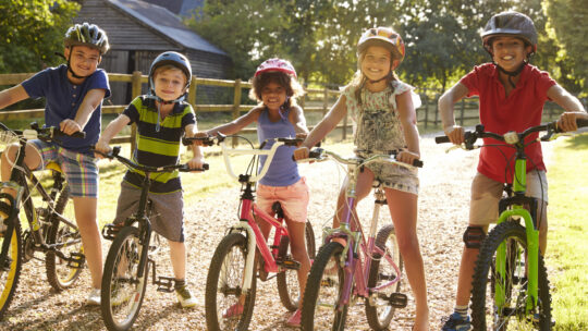 Kinder fahren Rad