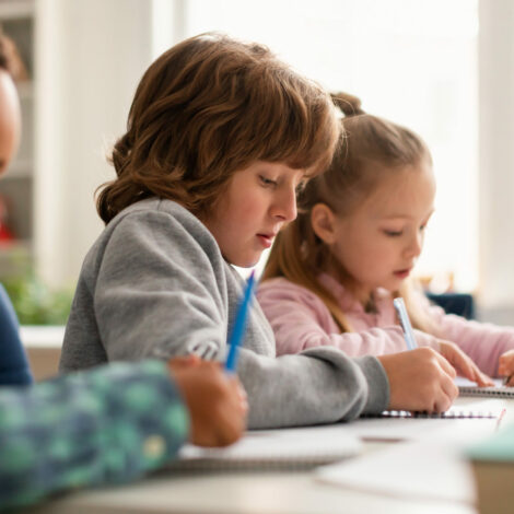 Kinder schreiben in der Schule