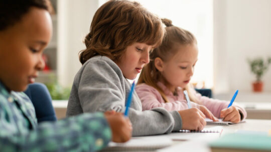 Kinder schreiben in der Schule